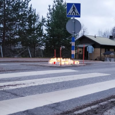 Kynttilöitä onnettomuuspaikalla liikenteenjakajan päällä Vaajakoskentien varessa Jyväskylässä