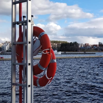 Pelastusrenkaat tikkaisiin kiinnitettyinä Jyväskylän Lutakon satamassa.