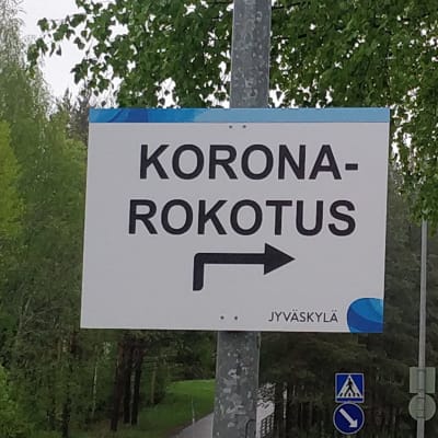 Koronarokotuksesta kertovat opastekyltti Jyväskylän Kuokkalassa. 