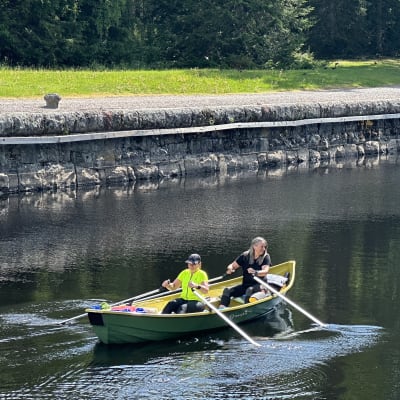 Jaana Vanhatalo ja Marjo Lindberg saapuvat Virtain Herraskosken kanavalle soudettuaan vajaat parikymmentä kilometriä.