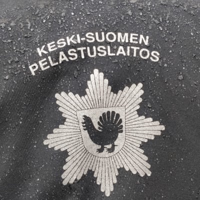 Keski-Suomen pelastuslaitoksen logo työtakin selässä.