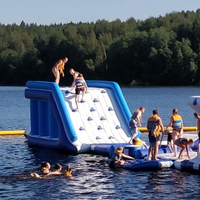 Ilmatäytteinen vesipuisto Jyväsjärvellä. 
