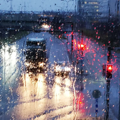 Autoja pysähtyneenä Jyväskylän Rantaväylällä Satamakadun risteyksessä. Vesisateinen lokakuinen sää.