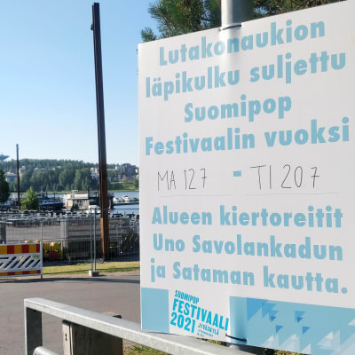 Kyltti Lutakonaukion sulkemisesta Suomipop-festivaalin ajaksi.