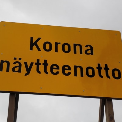 Koronatestauspaikasta kertova kyltti Keski-Suomen keskussairaalan pihassa. 