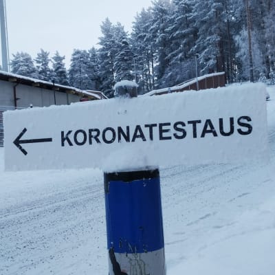Koronavirustestauksesta kertovat opastekyltti Jyväskylässä Harjun urheilukentän takana.