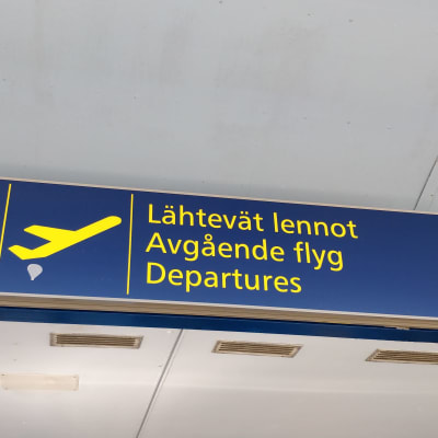 Lähtevien lentojen kyltti Jyväskylän lentoasemalla. 