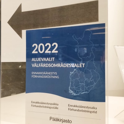 Aluevaalien opastekyltti Jyväskylä kaupunginkirjastolla.