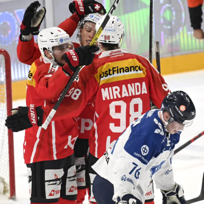 Schweiziska hockeyspelare firar vid finska målet.