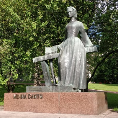 Minna Canthin patsas Jyväskylän kirkkopuiston laidassa. 