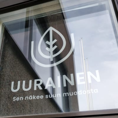 Uuraisten markkinointilause teipattuna Uuraisten kunnanviraston ikkunaan.