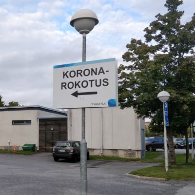 Koronarokotuksesta kertova opastekyltti Jyväskylän Kuokkalan terveysaseman pihassa.