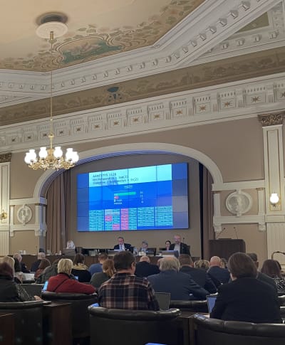 Jyväskylän kaupungintalon puinen pääovi lähikuvassa. Koristeellisessa puuovessa lukee metallisin kirjaimin suomeksi Kaupungintalo, englanniksi City Hall.