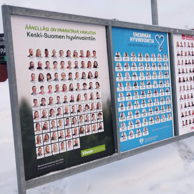 Aluevaalijulisteita telineissä Muuramessa.