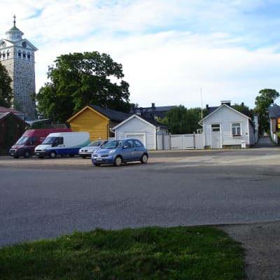 Hus och bilar på Basatorget i gamla stan i Ekenäs.