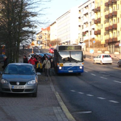 Passagerare stiger av buss 21V på Drumsövägen.