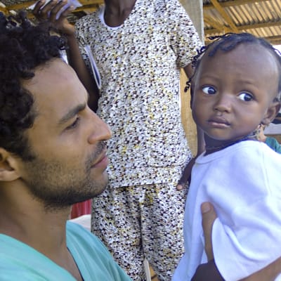 Kuvassa lääkäri Javid Abdelmoneim ja ebolasta parantunut Warrah-vauva