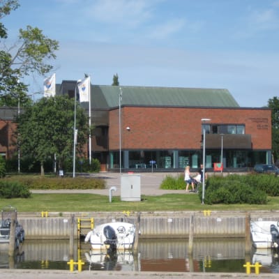 Kommunhuset och biblioteket i Ingå.