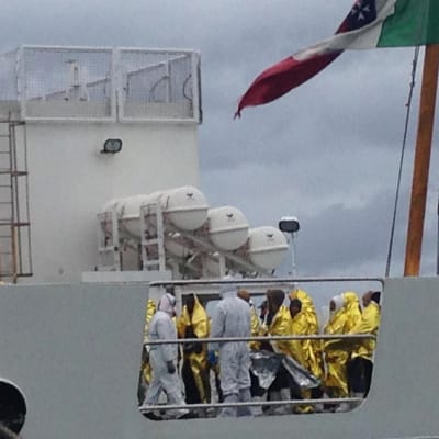 Migranter från Afrika ombord på kustevakningsfartgyet Dattilo som deltar i operationen för att rädda migranter och flyktingar på Medelhavet