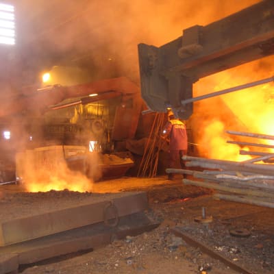 Masugnen. Järnet är cirka 1500 grader hett.