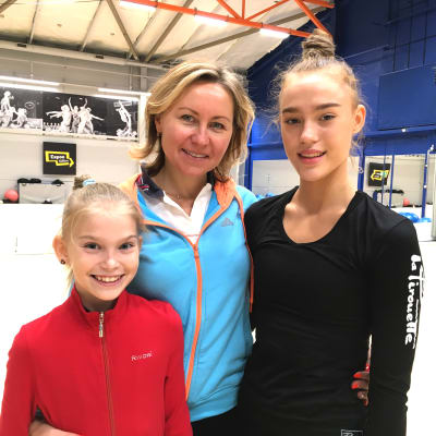 Gymnastiktränaren Larisa Gryadunova med sina adepter Lia Kallio och Rebecca Gergalo.