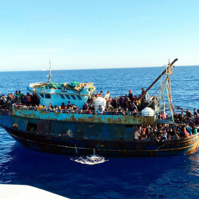 Ett fartyg med migranter i Italien.