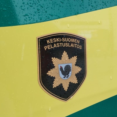 Keski-Suomen pelastuslaitoksen logo ambulanssin kyljessä.