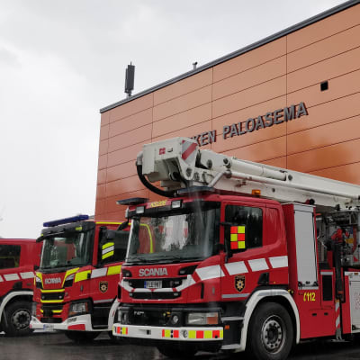 Paloautoja ulkona Äänekosken paloaseman edustalla.