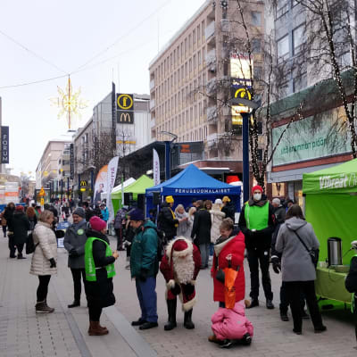 Eri puolueiden vaalitelttoja Jyväskylän kävelykadulla. Aluevaalikampanjointi käynnissä.