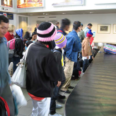 Burmesiska flyktingar anlände tisdag eftermiddag till Kronoby flygplats