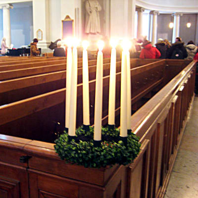En av lucias symboler är ljuskronan hon bär på huvudet.