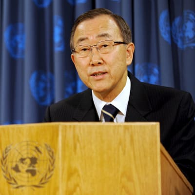 FN:s generalsekreterare Ban Ki Moon vid ett podium