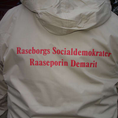 En jacka med texten Raseborgs Socialdemokrater.