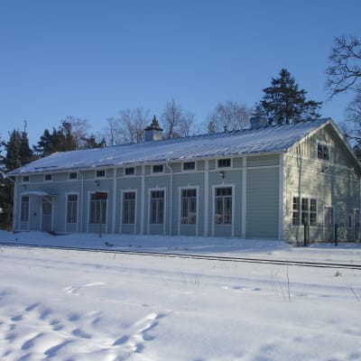 Svartå järnvägsstation i snöigt landskap.