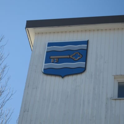 Sjundeås kommunvapen på kommungårdens vägg.