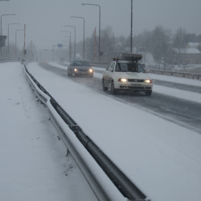 Bilar i vinterföre på Pojoviksbron i Ekenäs