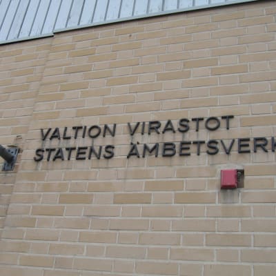 Namnet på statens ämbetsverk på verkets vägg i Hangö.