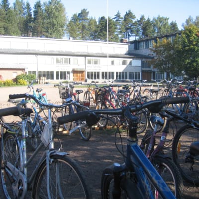 Cyklar på skolgård.
