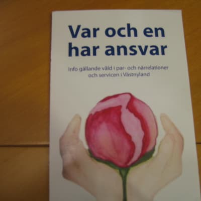 Broschyr om våld i par- och närrelationer.