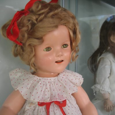 Denna 30-tals docka föreställer barnskådespelaren Shirley Temple och kostar 1250 euro