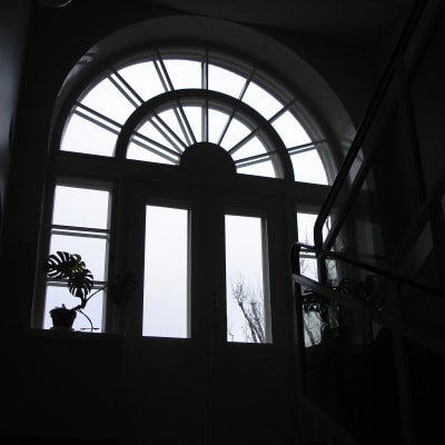 Fönster i huvudbyggnadens trappuppgång på Ekåsens psykiatriska sjukhus.