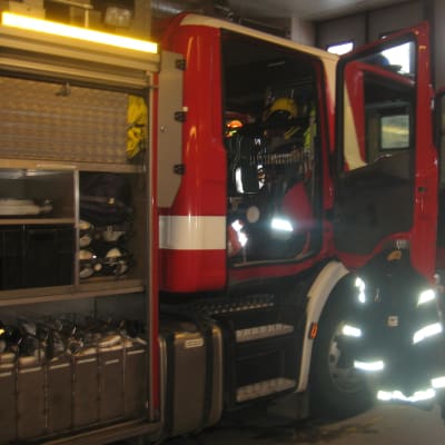 En brandbil vid Västra Nylands räddningsverk i Karis