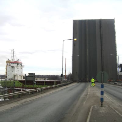 Bron i Ekenäs öppnas för fartyg.