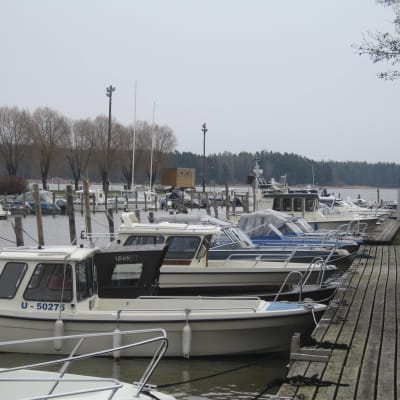 Båtar i Ingå båthamn.