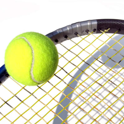 tennisklubba och tennisboll