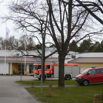Brandmännen i Karis vistas i den tidigare yrkesskolan vid Pumpviken medan inomhusluften åtgärdas i den riktiga brandstationen.