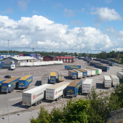 Stuveribolaget Hangö Stevedorings byggnader och tiotals containers på hamnplanen i Västra hamnen i Hangö en solig sommardag.