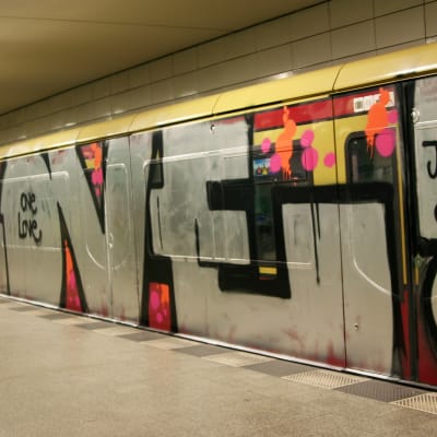 Graffiti på ett tåg vid Anhalter Bahnhof i Berlin.
