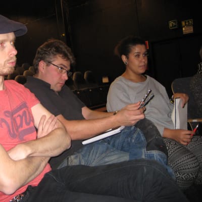 Petri Horttana sköter scenografi, Robban Sederholm ljud och ljus och Efesia Bangura har koll på dräkterna då teaterlinjen visar sin pjäs 2014.