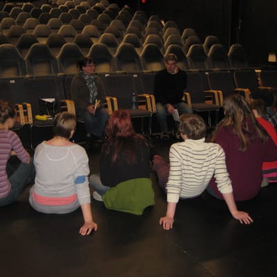 Teaterlinjens elever lyssnar på lärarna Lilli Sukula-Lindblom och Wasker Lindblom.